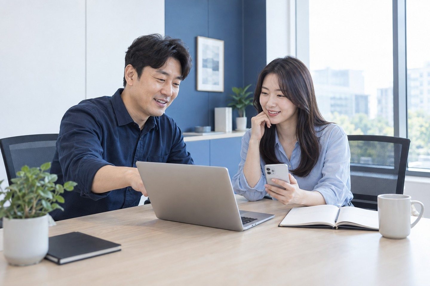 업무 자리에서 노트북 화면을 함께 보는 두 사람 — 신불자 PG 카드결제 결제 링크결제 링크, 온라인도 됩니다. 연락 주시면 빠르면 당일 링크를 보내실 수 있어요.
